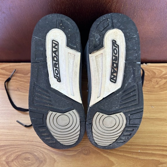 Air Jordan Kids Gray Basketball Shoes - Picture 7 of 7